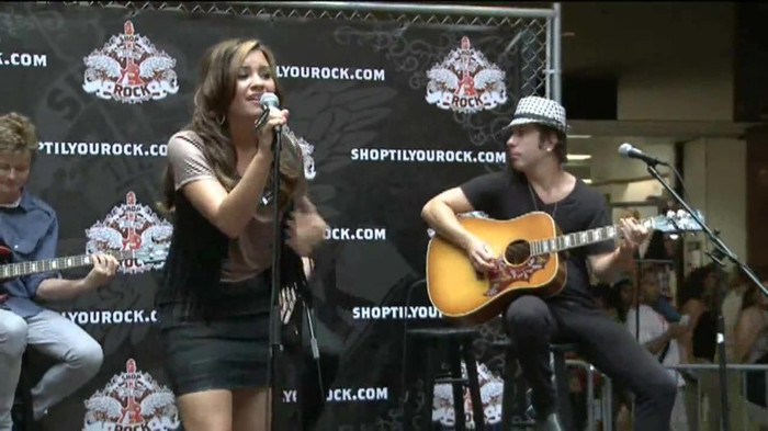 Demi Lovato  Live at Glendale Galleria  in LA for Cambio in HD 03356