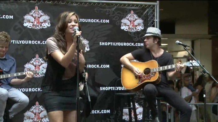 Demi Lovato  Live at Glendale Galleria  in LA for Cambio in HD 03358