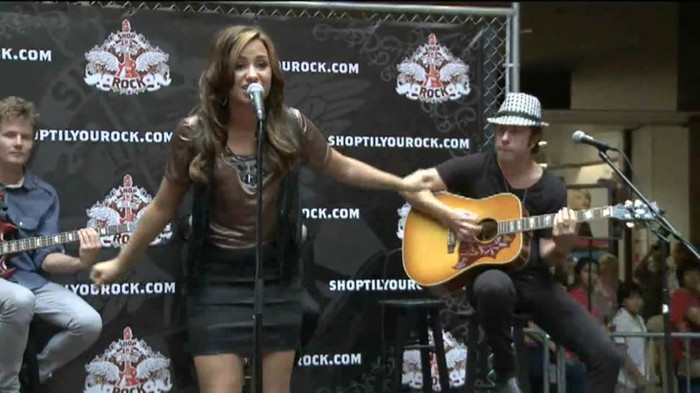 Demi Lovato  Live at Glendale Galleria  in LA for Cambio in HD 03425