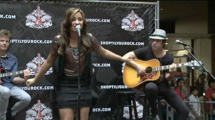 Demi Lovato  Live at Glendale Galleria  in LA for Cambio in HD 03427
