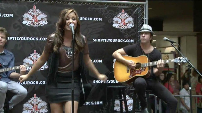 Demi Lovato  Live at Glendale Galleria  in LA for Cambio in HD 03434