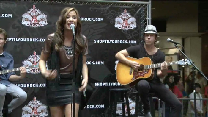 Demi Lovato  Live at Glendale Galleria  in LA for Cambio in HD 03445