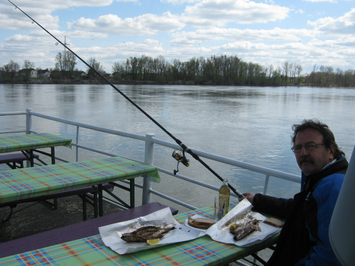 la pescuit pe dunare -Aschak la pescuit pe dunare -Aschak