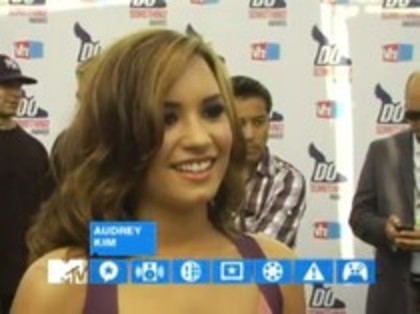 Vh1 Do Something Awards 2010-Red Carpet Interview (2) - Demilush - Vh1 Do Something Awards 2010 - Red Carpet Interview Part oo1