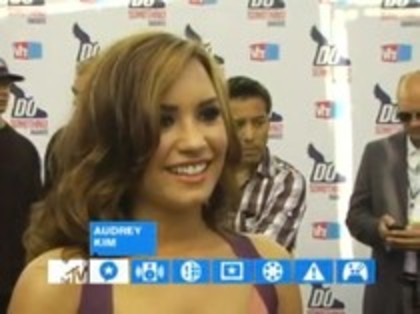 Vh1 Do Something Awards 2010-Red Carpet Interview (3)