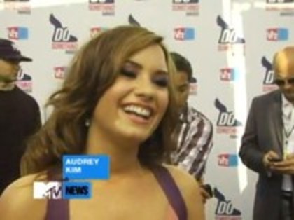 Vh1 Do Something Awards 2010-Red Carpet Interview (10) - Demilush - Vh1 Do Something Awards 2010 - Red Carpet Interview Part oo1