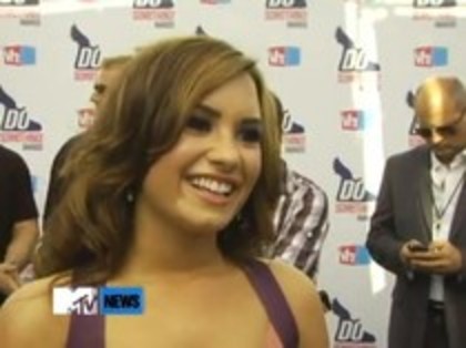 Vh1 Do Something Awards 2010-Red Carpet Interview (13) - Demilush - Vh1 Do Something Awards 2010 - Red Carpet Interview Part oo1
