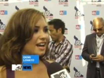 Vh1 Do Something Awards 2010-Red Carpet Interview (16) - Demilush - Vh1 Do Something Awards 2010 - Red Carpet Interview Part oo1