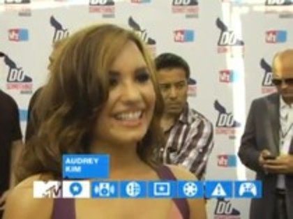 Vh1 Do Something Awards 2010-Red Carpet Interview (4)