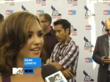 Vh1 Do Something Awards 2010-Red Carpet Interview (21)