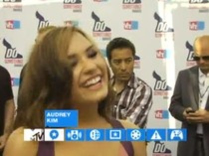 Vh1 Do Something Awards 2010-Red Carpet Interview (5)