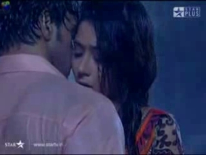 00_01_25 - sara khan 3