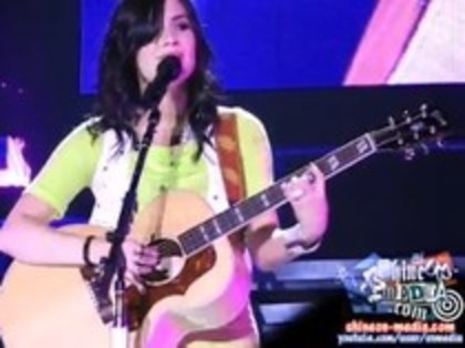 Demi Lovato - Catch Me Live (1048)