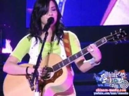 Demi Lovato - Catch Me Live (1050)