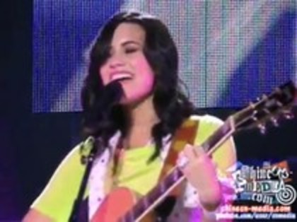 Demi Lovato - Catch Me Live (1010)