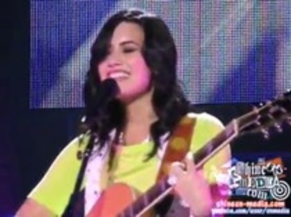 Demi Lovato - Catch Me Live (1011)