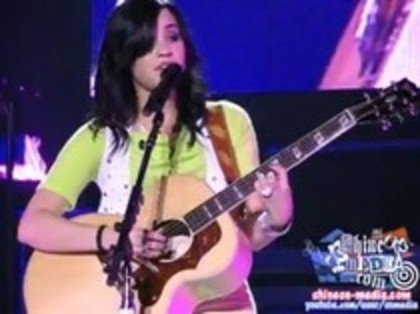 Demi Lovato - Catch Me Live (1033)