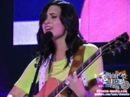 Demi Lovato - Catch Me Live (993)