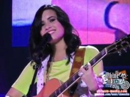 Demi Lovato - Catch Me Live (1002)