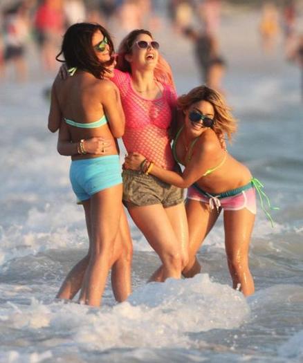 a - Selena la plaja cu Vanessa