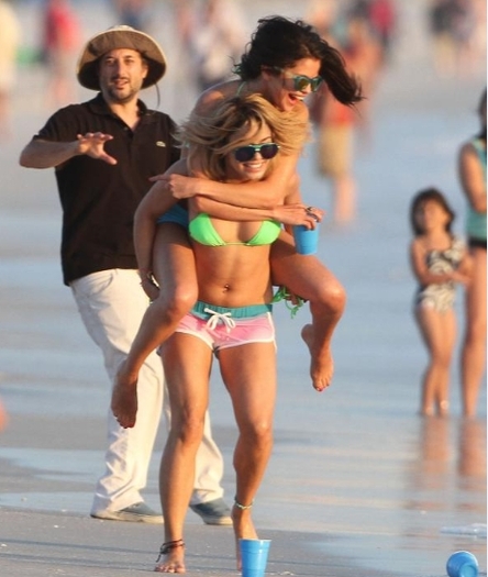 h - Selena la plaja cu Vanessa