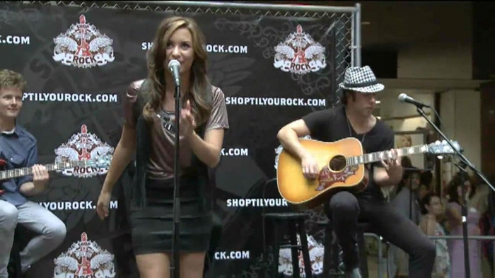 Demi Lovato  Live at Glendale Galleria  in LA for Cambio in HD 03567 Demi Lovato  Live at Glendale Galleria  in LA for Cambio in HD 03567
