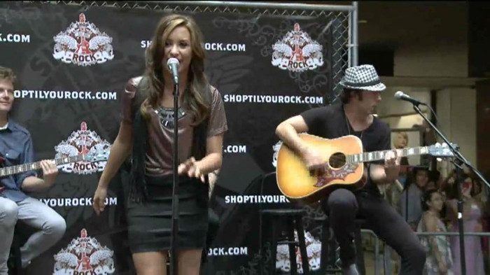 Demi Lovato  Live at Glendale Galleria  in LA for Cambio in HD 03574 Demi Lovato  Live at Glendale Galleria  in LA for Cambio in HD 03574