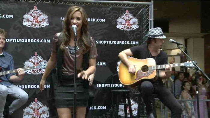 Demi Lovato  Live at Glendale Galleria  in LA for Cambio in HD 03576 Demi Lovato  Live at Glendale Galleria  in LA for Cambio in HD 03576