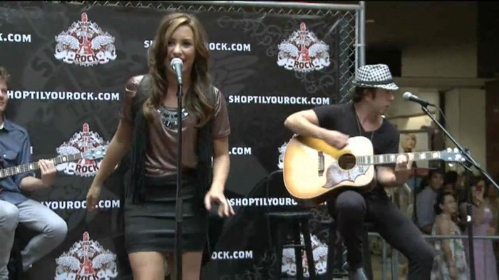 Demi Lovato  Live at Glendale Galleria  in LA for Cambio in HD 03580 Demi Lovato  Live at Glendale Galleria  in LA for Cambio in HD 03580