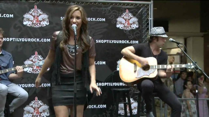 Demi Lovato  Live at Glendale Galleria  in LA for Cambio in HD 03583 Demi Lovato  Live at Glendale Galleria  in LA for Cambio in HD 03583