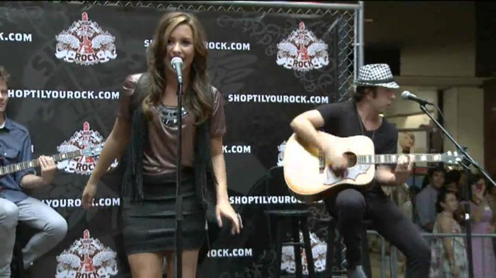 Demi Lovato  Live at Glendale Galleria  in LA for Cambio in HD 03584 Demi Lovato  Live at Glendale Galleria  in LA for Cambio in HD 03584