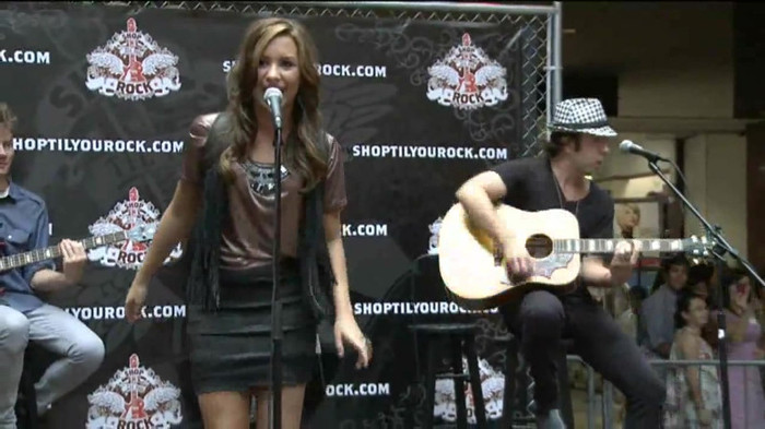 Demi Lovato  Live at Glendale Galleria  in LA for Cambio in HD 03585 Demi Lovato  Live at Glendale Galleria  in LA for Cambio in HD 03585