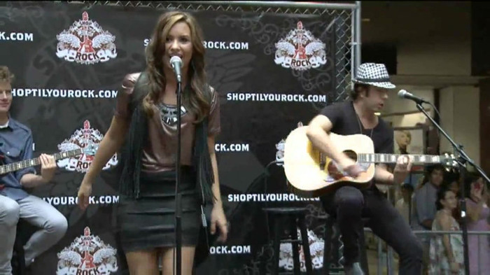 Demi Lovato  Live at Glendale Galleria  in LA for Cambio in HD 03588 Demi Lovato  Live at Glendale Galleria  in LA for Cambio in HD 03588