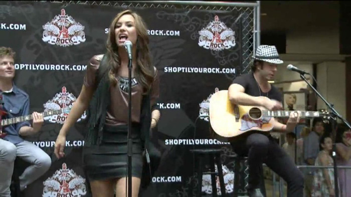 Demi Lovato  Live at Glendale Galleria  in LA for Cambio in HD 03594 Demi Lovato  Live at Glendale Galleria  in LA for Cambio in HD 03594