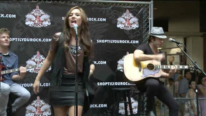 Demi Lovato  Live at Glendale Galleria  in LA for Cambio in HD 03595 Demi Lovato  Live at Glendale Galleria  in LA for Cambio in HD 03595