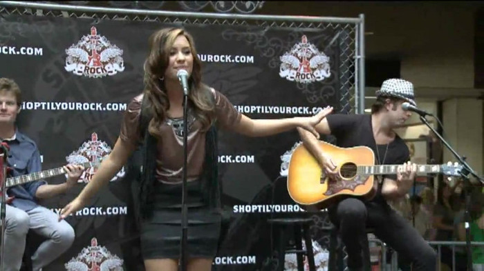 Demi Lovato  Live at Glendale Galleria  in LA for Cambio in HD 03718