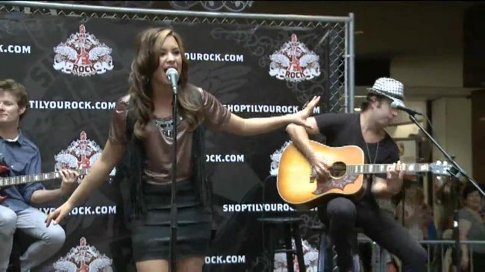Demi Lovato  Live at Glendale Galleria  in LA for Cambio in HD 03733