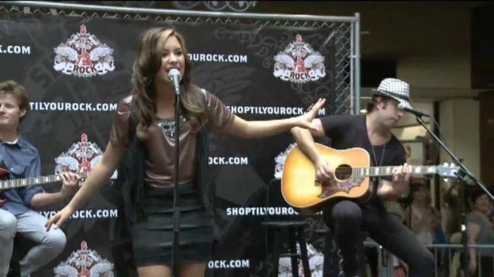 Demi Lovato  Live at Glendale Galleria  in LA for Cambio in HD 03734