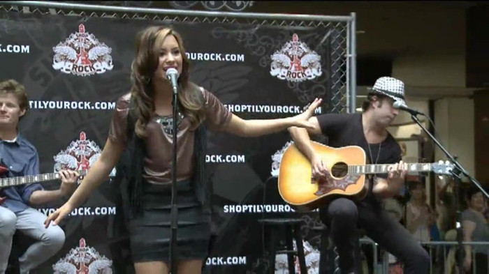 Demi Lovato  Live at Glendale Galleria  in LA for Cambio in HD 03735