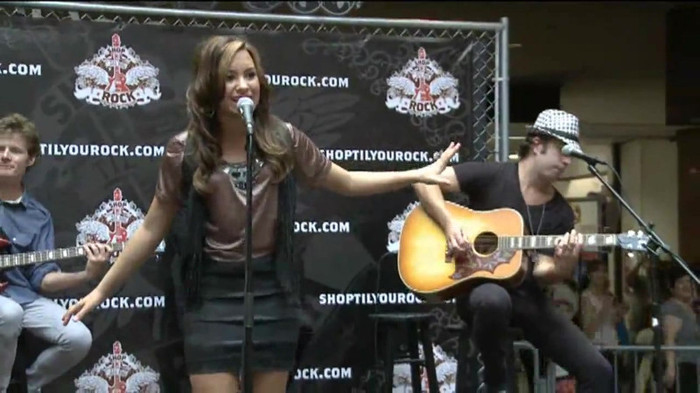 Demi Lovato  Live at Glendale Galleria  in LA for Cambio in HD 03737