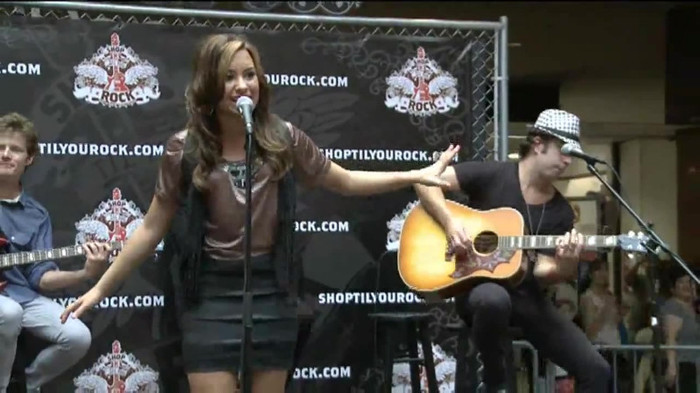 Demi Lovato  Live at Glendale Galleria  in LA for Cambio in HD 03738
