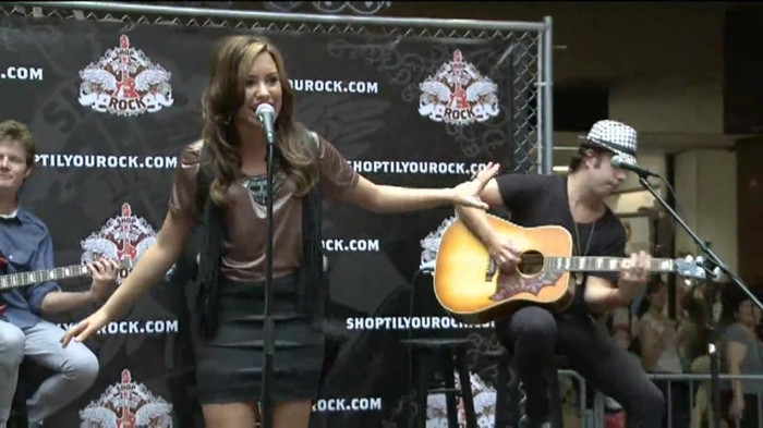 Demi Lovato  Live at Glendale Galleria  in LA for Cambio in HD 03740