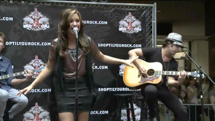 Demi Lovato  Live at Glendale Galleria  in LA for Cambio in HD 03749