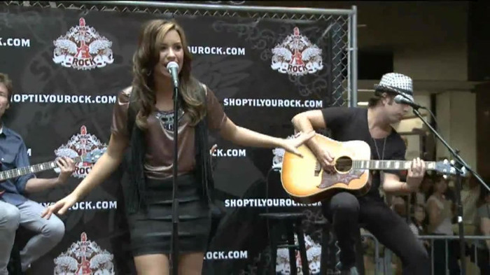 Demi Lovato  Live at Glendale Galleria  in LA for Cambio in HD 03750