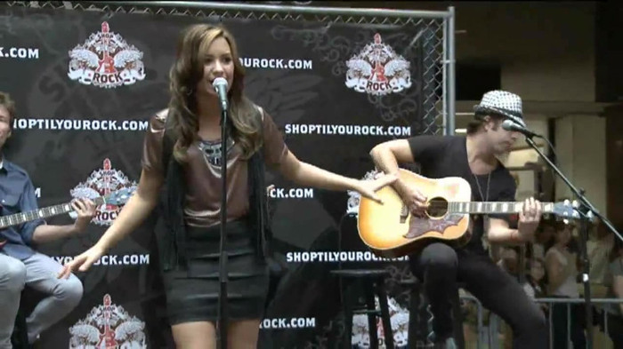 Demi Lovato  Live at Glendale Galleria  in LA for Cambio in HD 03751