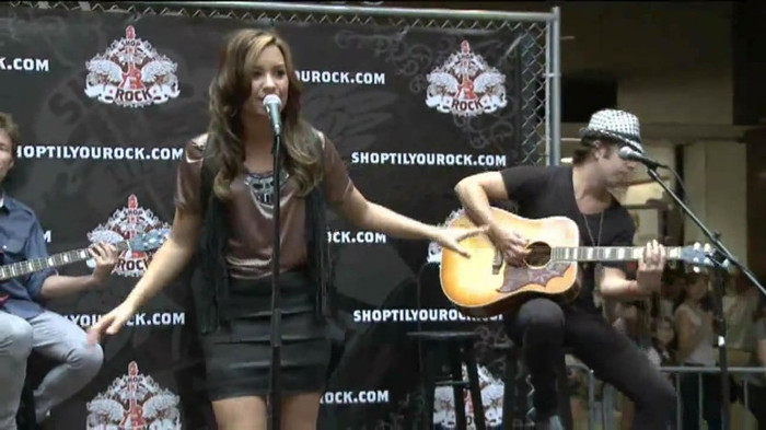 Demi Lovato  Live at Glendale Galleria  in LA for Cambio in HD 03753