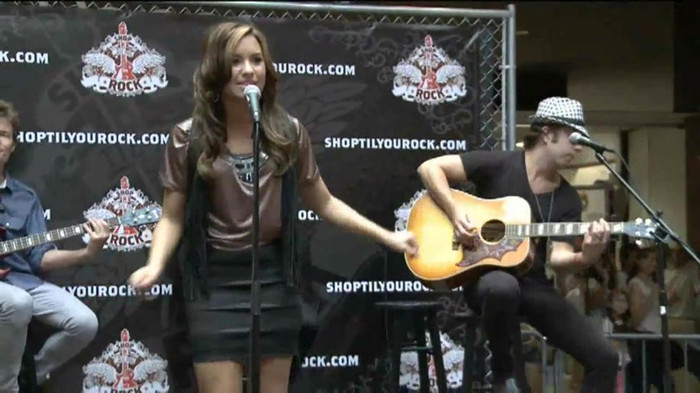 Demi Lovato  Live at Glendale Galleria  in LA for Cambio in HD 03756