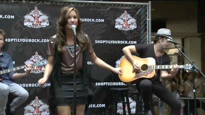 Demi Lovato  Live at Glendale Galleria  in LA for Cambio in HD 03757