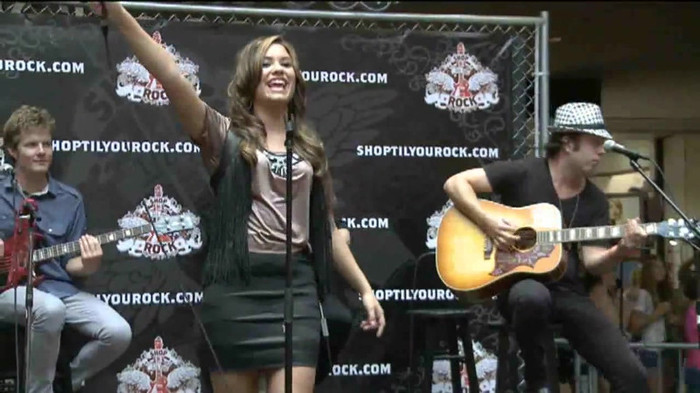 Demi Lovato  Live at Glendale Galleria  in LA for Cambio in HD 03805