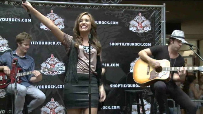 Demi Lovato  Live at Glendale Galleria  in LA for Cambio in HD 03824
